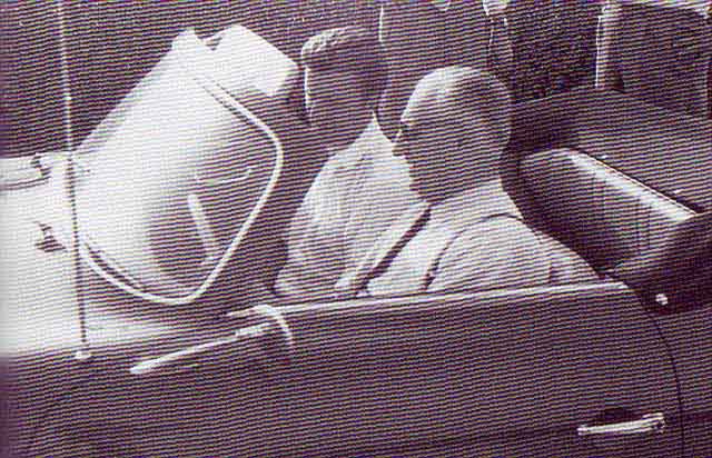 Lui si che se ne intende!!  Enzo Ferrari nel 1958 al volante di una cabrio.Accanto a lui il pilota tedesco von Tripps 