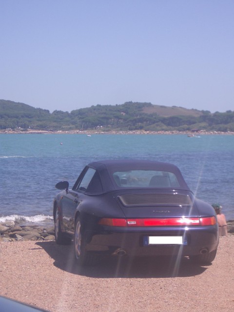 ...e mentre una 993 solitaria scruta nostalgicamente  l'orizzonte in cerca di una sua simile