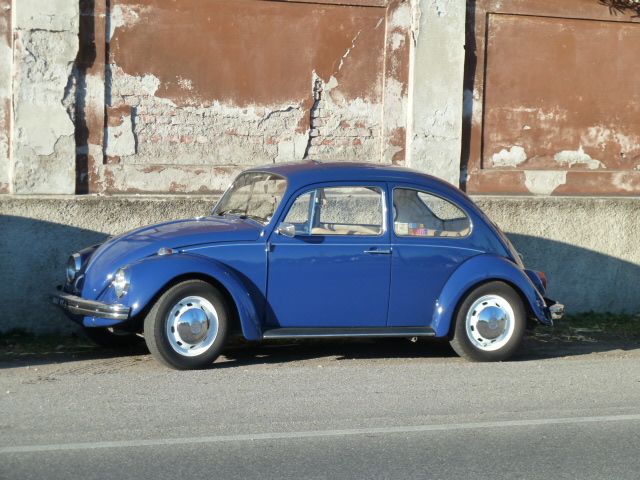 Maggiolino in via Corelli