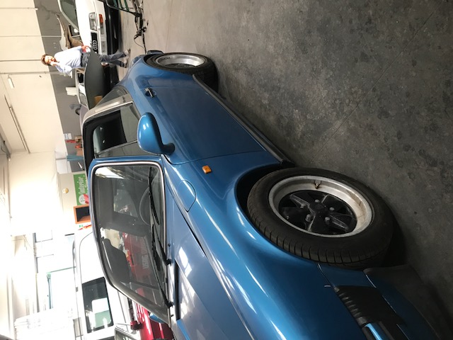 911303