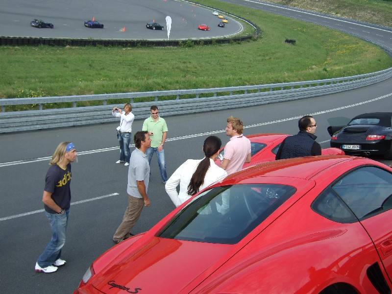 Il gruppo, con una delle ragazze girata.