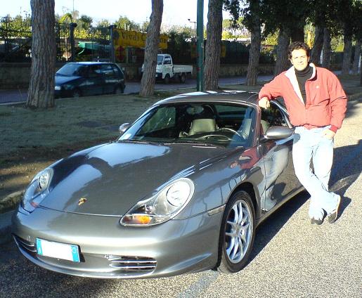 In questa foto sono ritratto accanto alla mia Boxsterina...