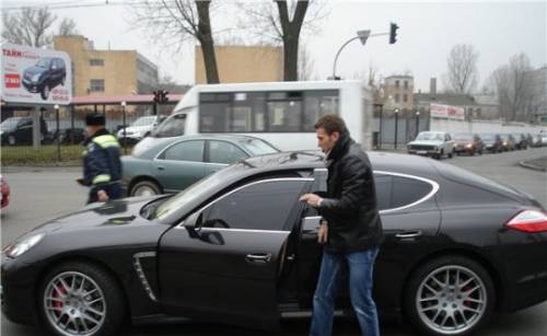 KIEV, 3 dicembre - Incidente stradale conclusosi fortunatamente senza conseguenza per Andriy Shevchenko. Secondo quanto riportano i media ucraini, l'attaccante della Dinamo Kiev, 33 anni, era al volante della sua Porshe quando è rimasto coinvolto in un incidente con un'altra vettura, una Honda, nei pressi del centro di Kiev. Per l'attaccante, ex Chelsea e Milan, nessuna conseguenza, mentre la sua automobile ha riportato qualche ammaccatura.