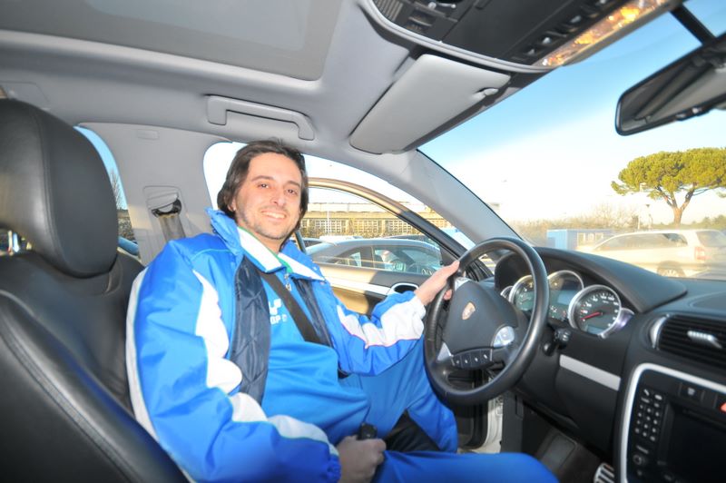 Adriano dentro la Cayenne