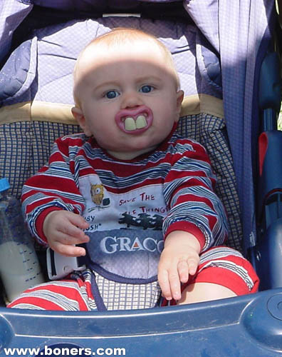 faccia di simba junior alla vista della macchinina
