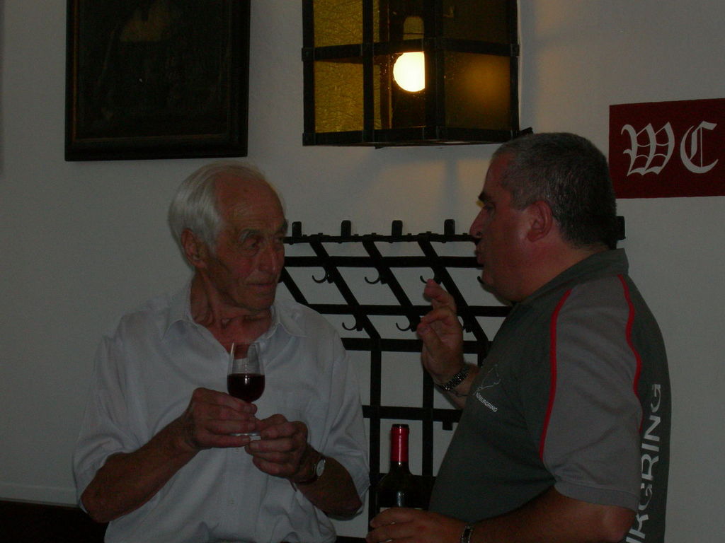 spiegazione del vino all'enologo Giovanni