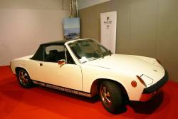 Un 914 fa mostra di se nello stand del Registro Porsche 356 & 914
