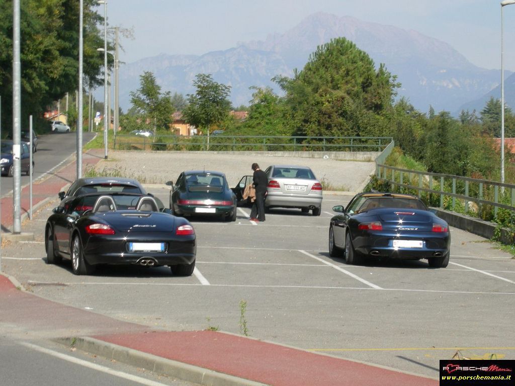 ... parte delle vetture al parkin del santuario