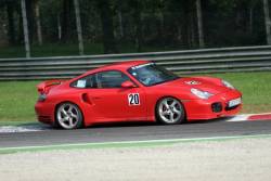 GT2 sul cordolo dell'ascari