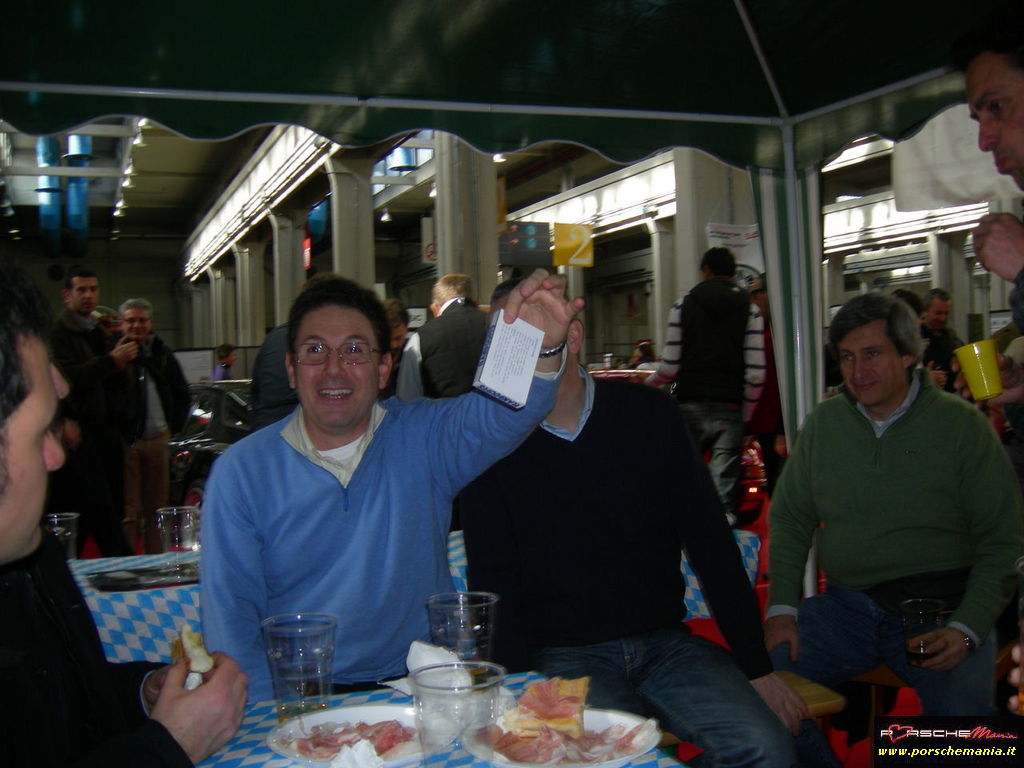 ...il regalo del Presidente alla Moglie...San Valentino ammanettato