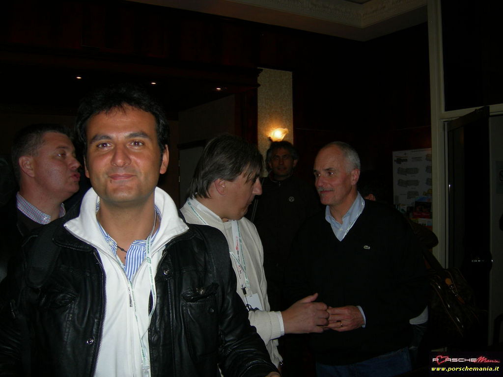 alcuni arrivi serali all'hotel... che strane facce